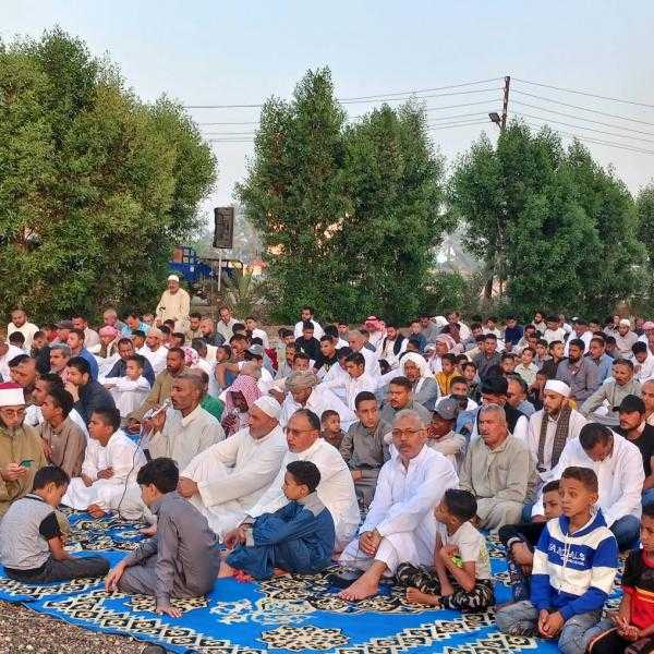 بالصور: اجواء مابعد اداء الاهالى صلاة العيد بساحة دندش بعين غصين