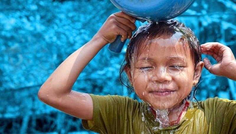 اهتمي بالعصائر وشرب الماء.. 6 خطوات لحماية طفلك من حرارة الجو